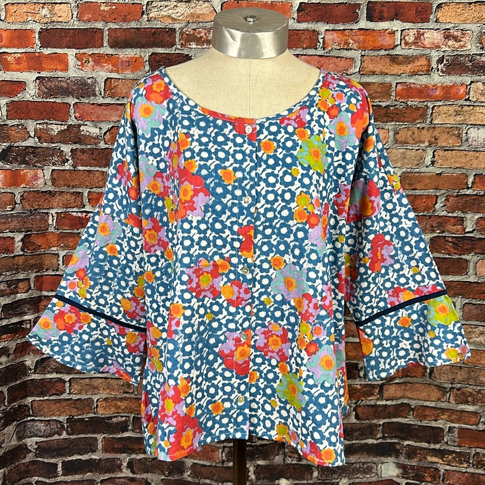 Little Journeys Lagenlook blue ruffled floral cotton button front top. Size L